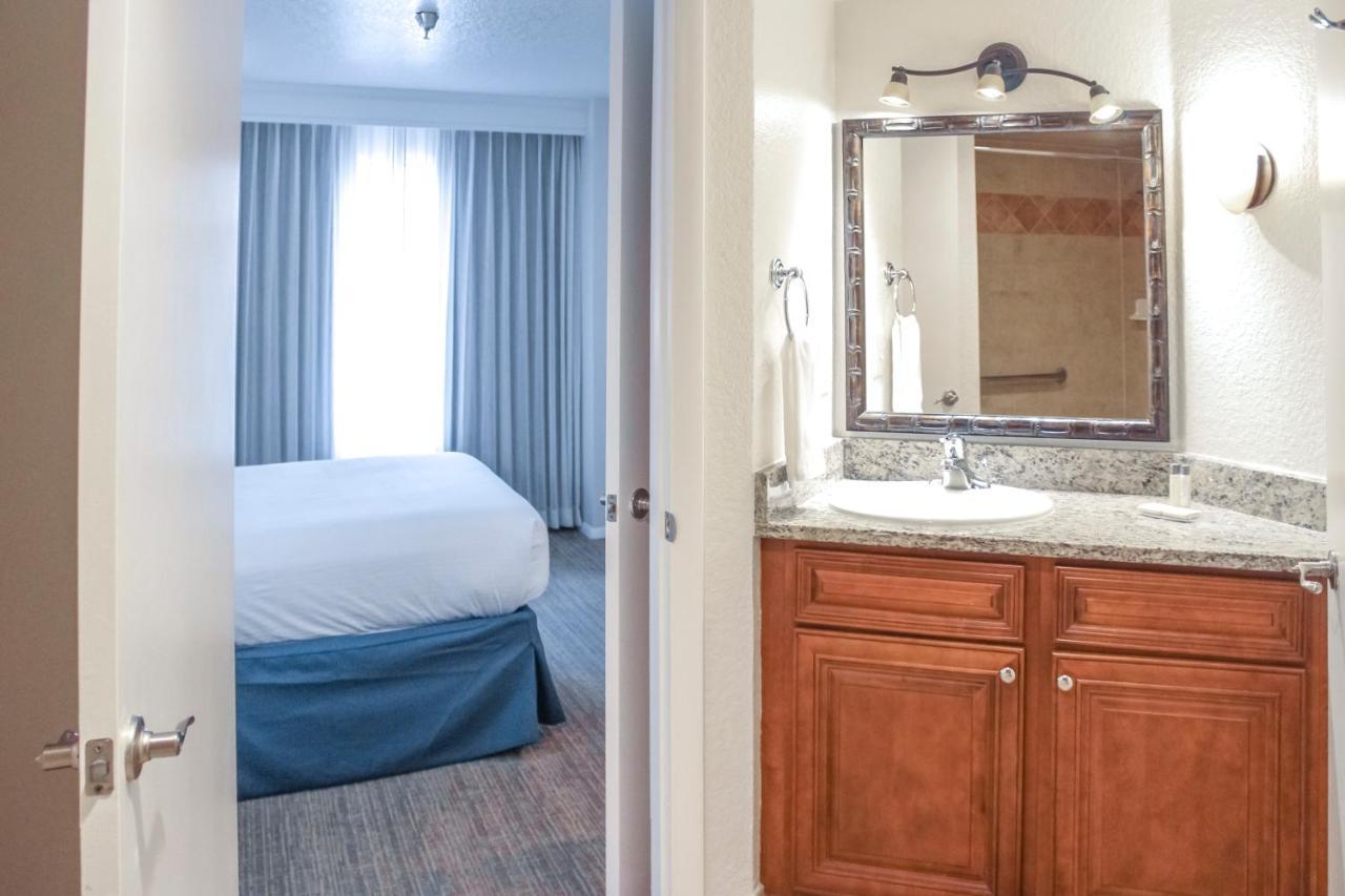 Two-Bedroom Suite with King and Twin Beds,1040143645:JPEG