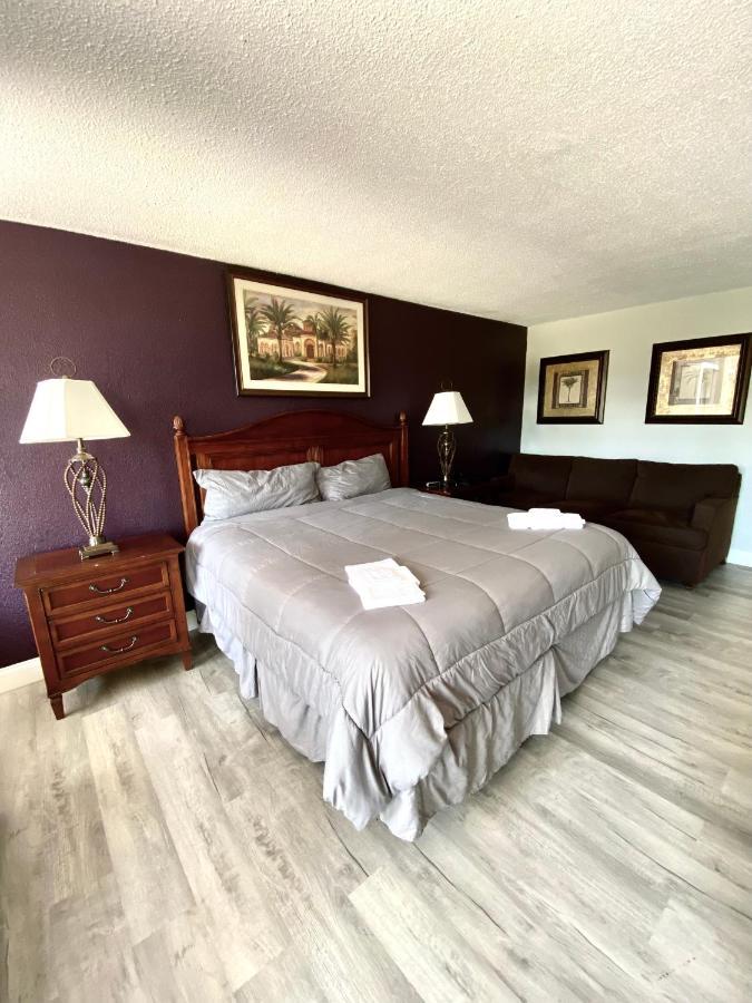 Habitación con cama extragrande.