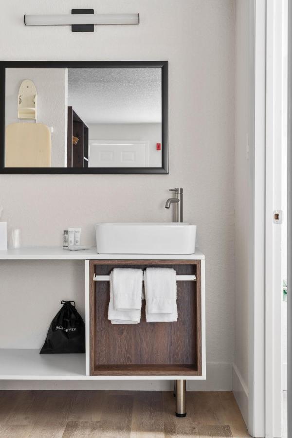 King Room with Mobility/Hearing Access and Roll-In Shower, Non-Smoking,1498600504:JPEG