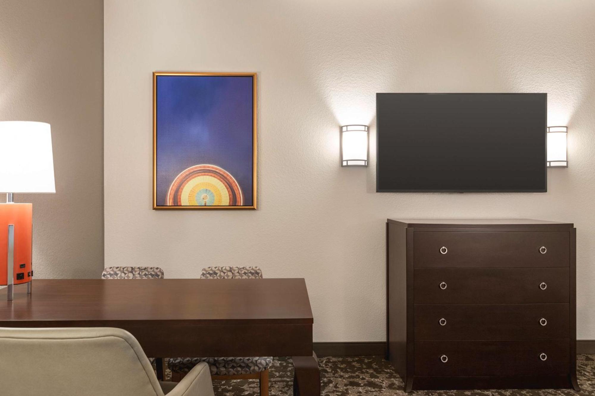 One-Bedroom Queen Suite with Bath Tub - Disability Access/Non-Smoking,1541801941:JPEG