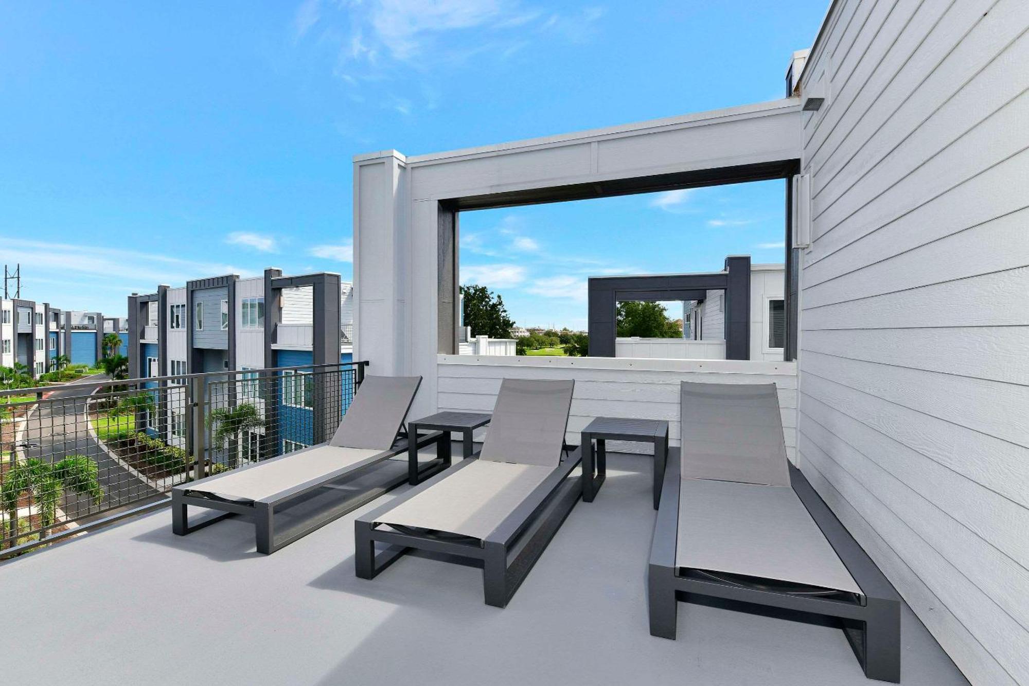Five-Bedroom Deluxe Apartment
