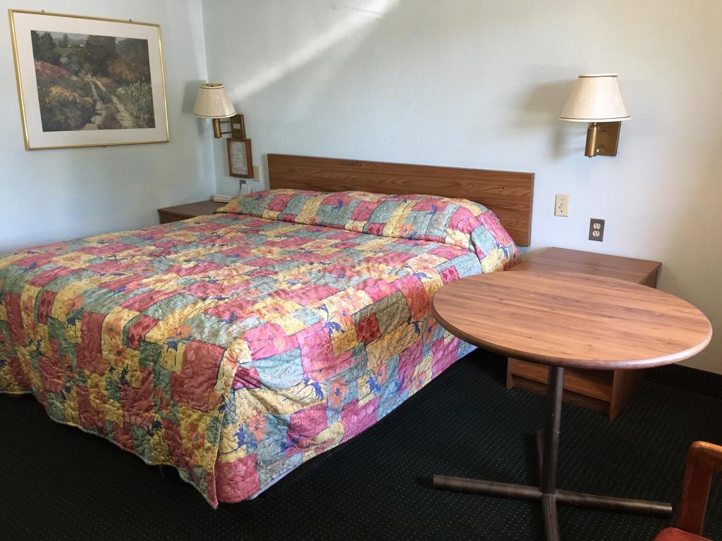 Habitación con cama extragrande.