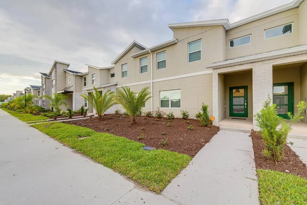 Newly Listed Townhouse Storey Lake, Free Waterpark-1
