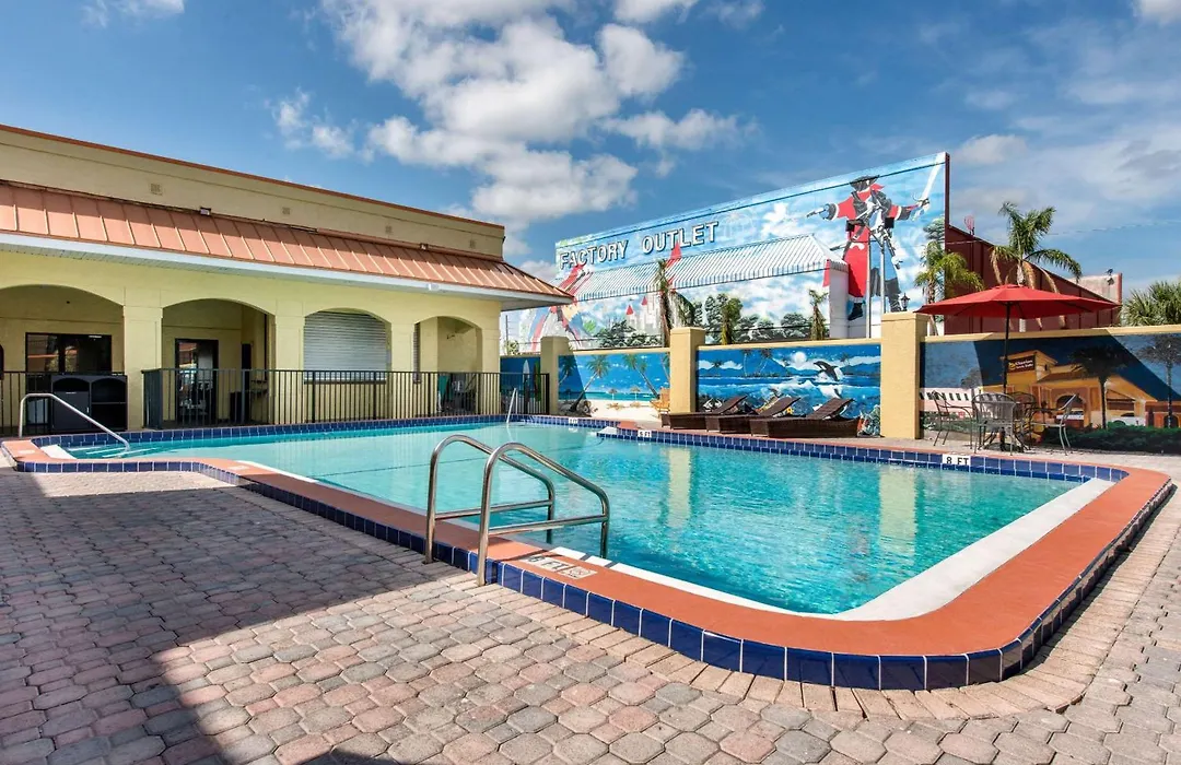 Clarion Inn & Suites Kissimmee-Lake Buena Vista South-1