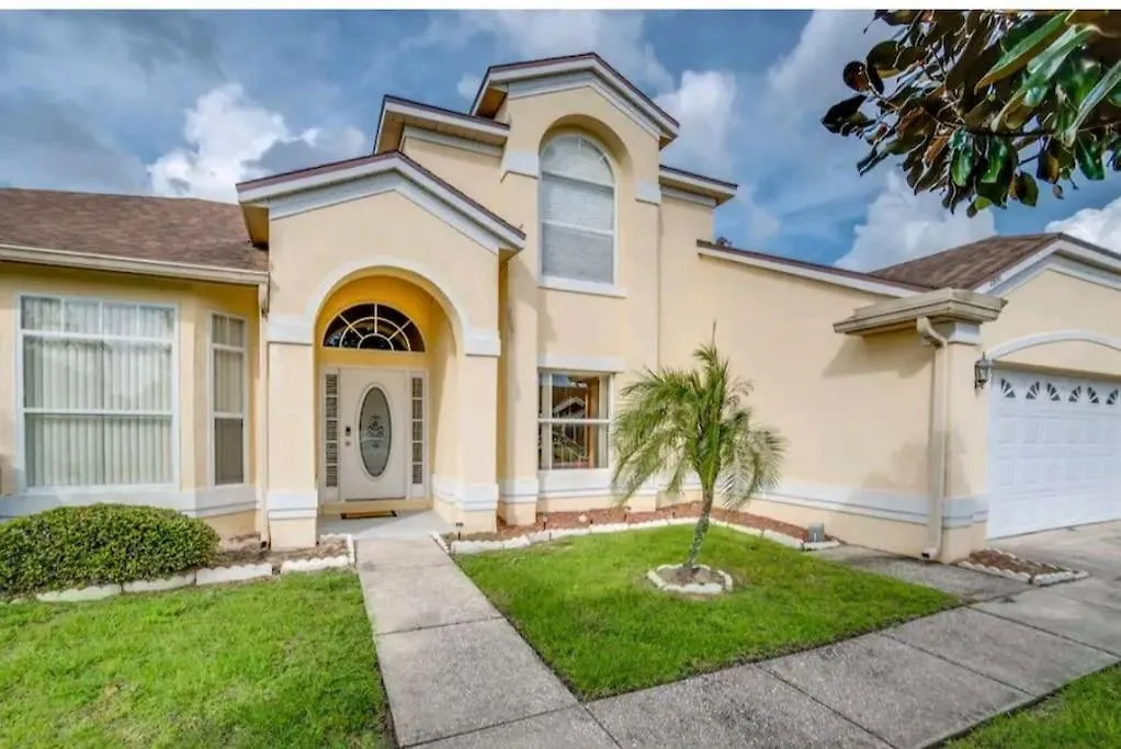 Spacious Five Bedroom Home Close To Disney-1