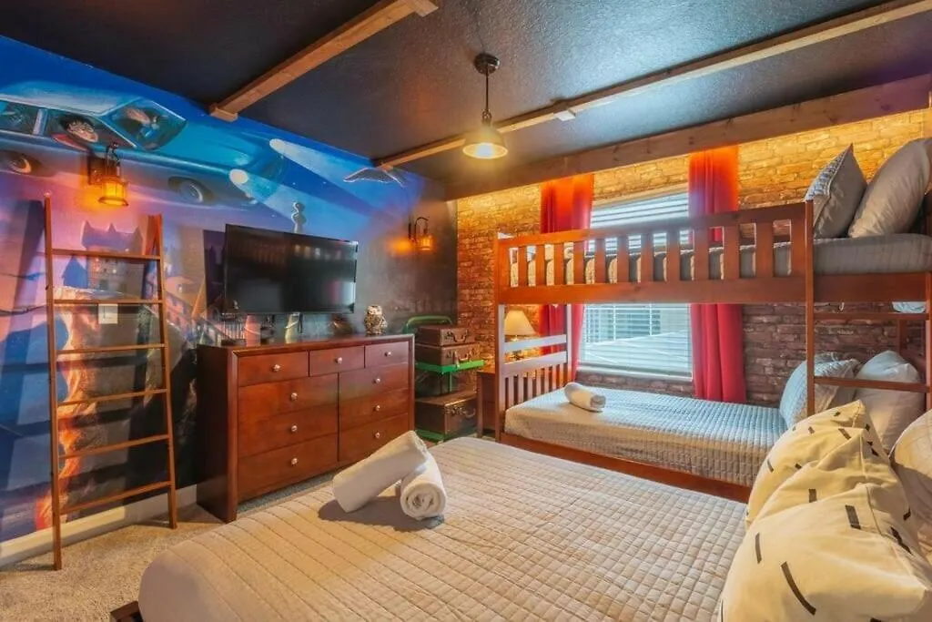 960 Colorful Modern Townhome W Priv Pool Grill-1