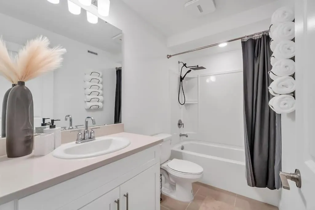 Lovely 3Bd 3Br Townhouse-1