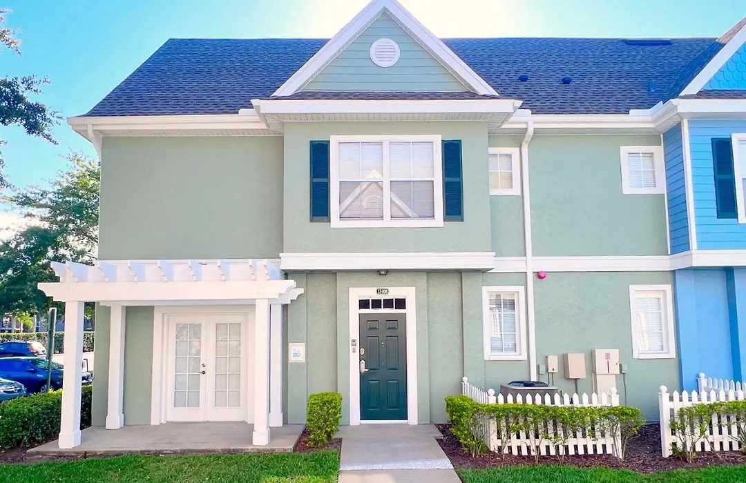 Sunshine Retreat 4 Bed Town Home-1