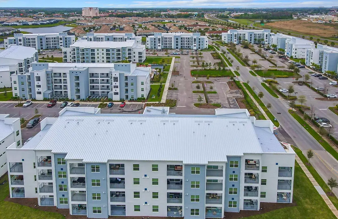 Lovely 2Br Lakeview Condo With 2 Clubhouses-1
