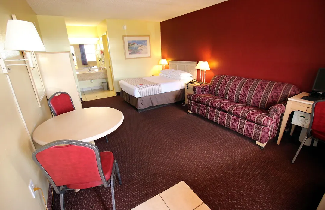 Econo Lodge Inn & Suites Maingate Central-1