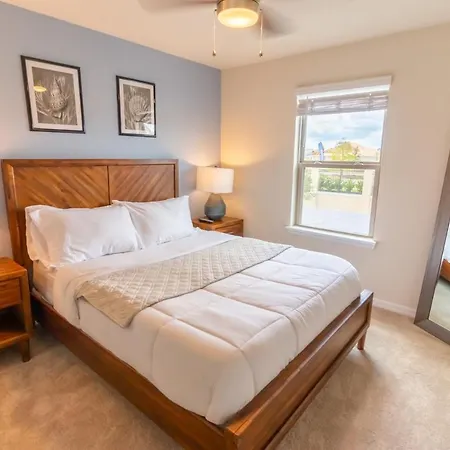 Dream Vacation Home 5 Bed 4.5 Bath With Private Pool!-3