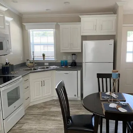 Resort Cottage Near Parks At Great Price!-3