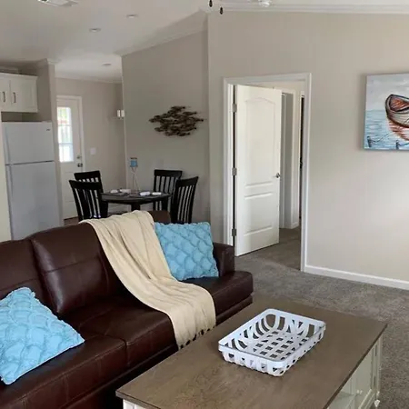 Resort Cottage Near Parks At Great Price!-2