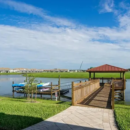 Newly Listed Townhouse Storey Lake, Free Waterpark-2