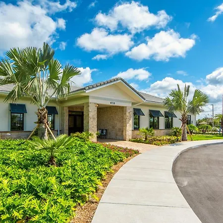 Pleasant Townhome With Private Pool Near Disney-3