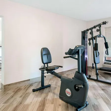 Clarion Inn & Suites Kissimmee-Lake Buena Vista South-2