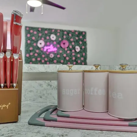Remodeled Cozy Pink Themed Family Unit - 10 Mins From Disney-3