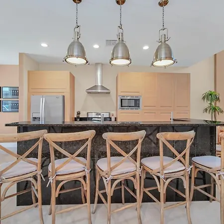 Beautiful 4 Bed Condo In Magic Village-2