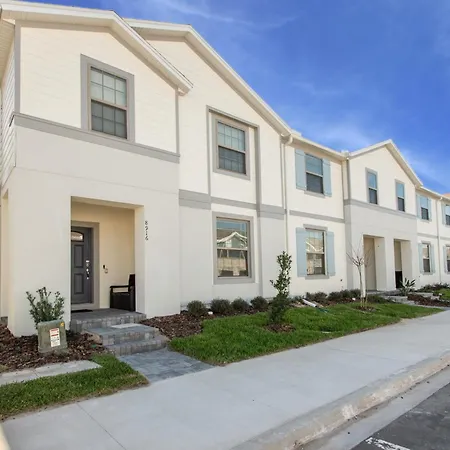 Beautiful 5 Bed Townhome With Splash Pool In Windsor At Westside-3