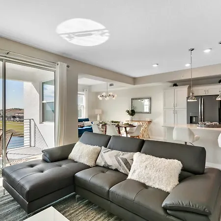 2 Bedrooms 2 Bathrooms Storey Lake 3131-303 Pc-3