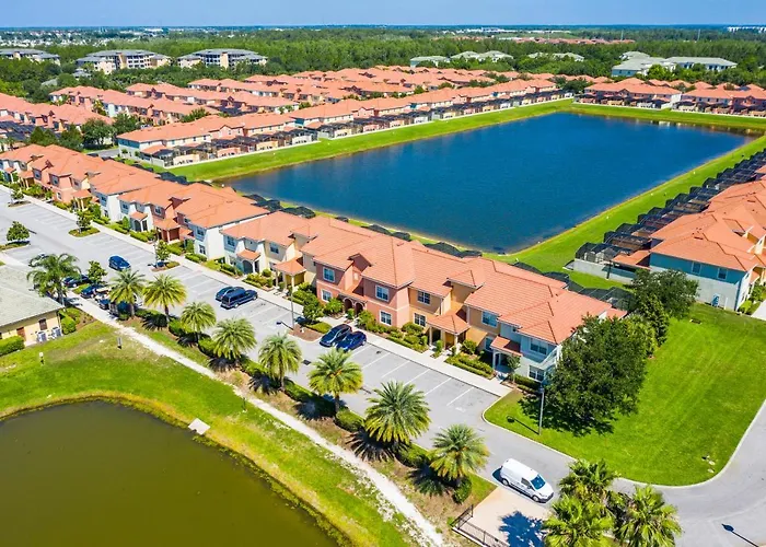 Contemporary 4 Bed 3 Bath Town Home With Upgrades, Private Pool I Close To Disney, Shopping Kissimmee