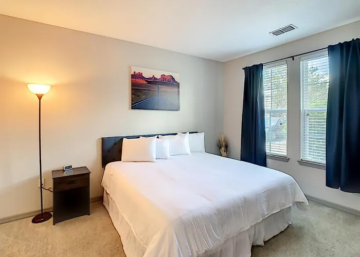 King Bed, Great Amenities, And Disney Calling You