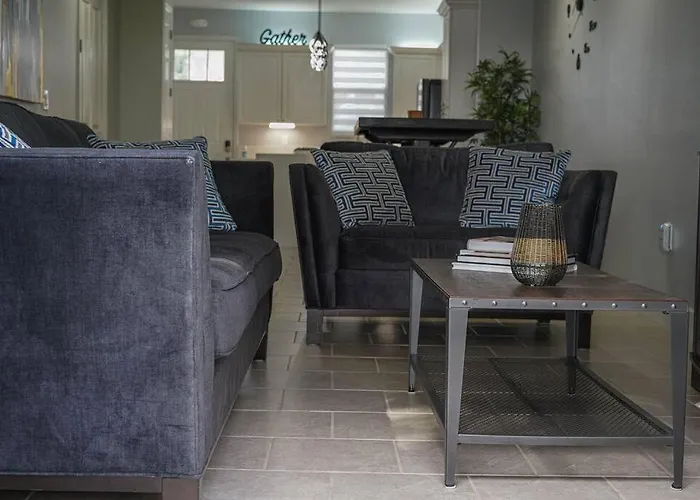 Modern Townhouse With Pool Close To Disney & Silver Spurs Arena