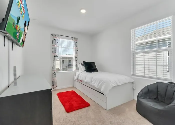 Lovely 3Bd 3Br Townhouse