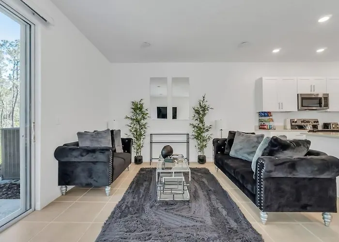 Lovely 3Bd 3Br Townhouse