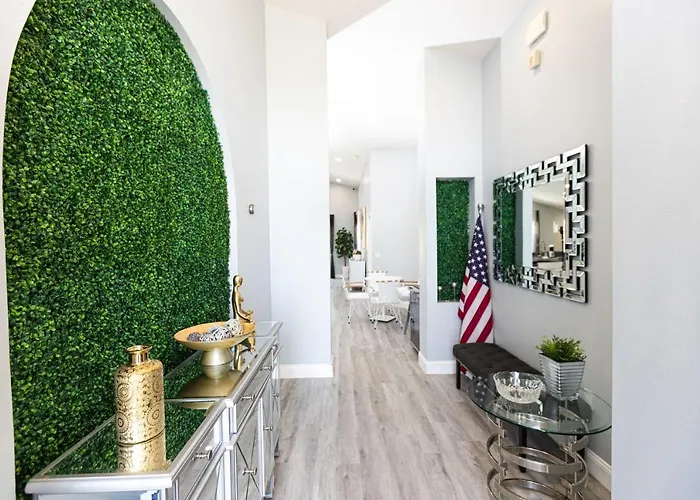 Relax And Unwind Deluxe Home - Private Pool & Spa For 11 Guest