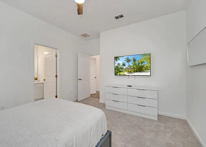 Pet friendly 15Br Mansion With Pool Hot Tub Theater & Games Room Kissimmee