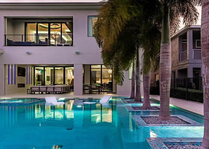 Stunning Mansion! Epic Game Room, Secret Rooms Infinity Pool Kissimmee