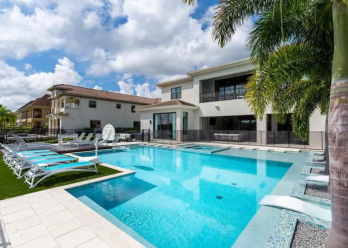 Stunning Mansion! Epic Game Room, Secret Rooms Infinity Pool Kissimmee