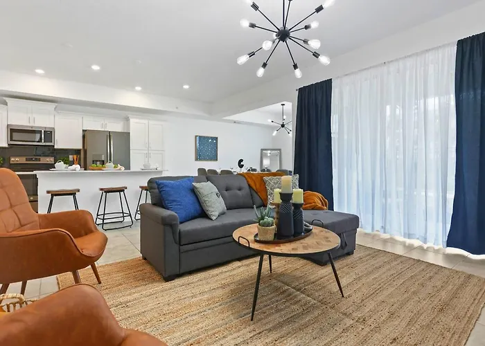 Pet friendly Exquisite First-Floor Condo, 7 Min To Disney Kissimmee